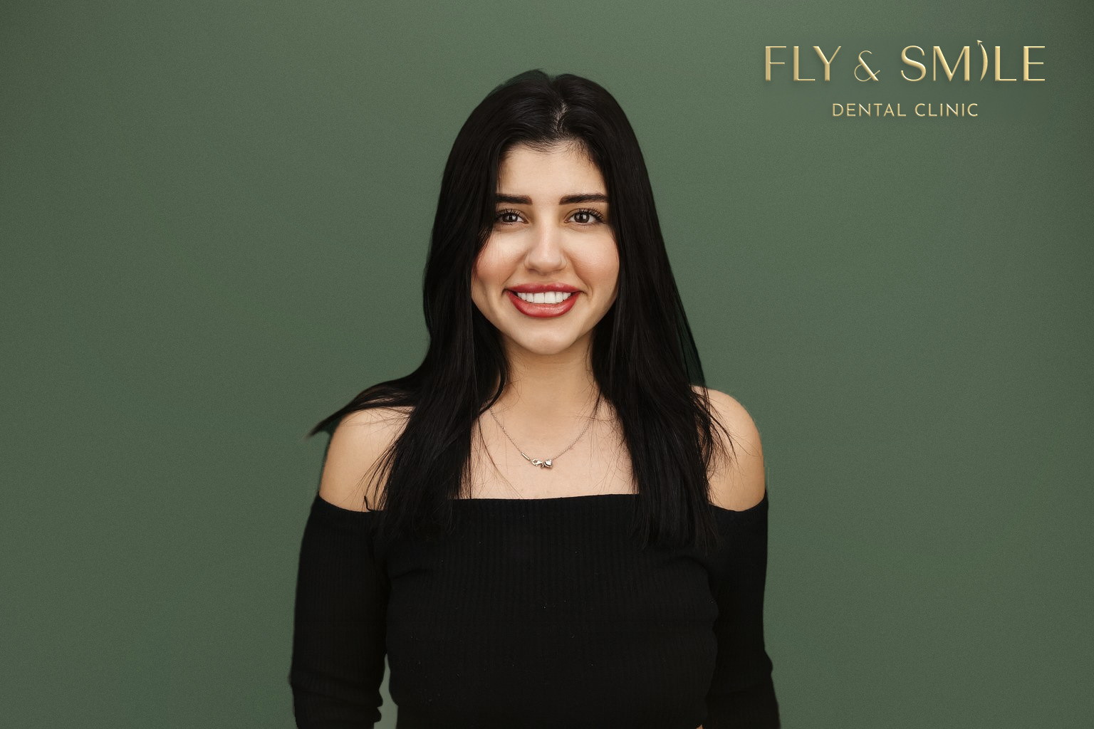 מטופלת של Fly & Smile מחייכת בסטודיו של המרפאה