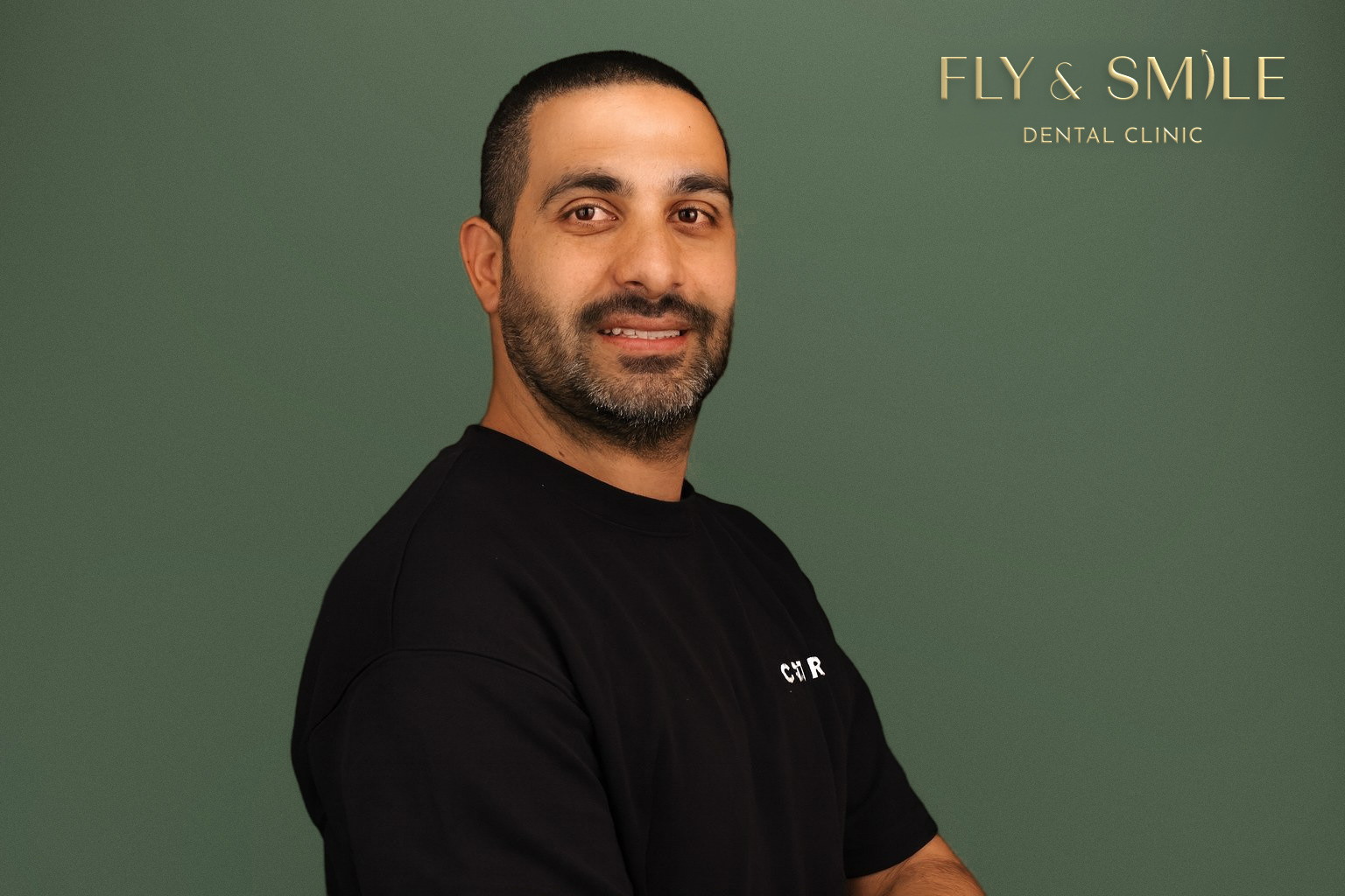 מטופל של Fly & Smile מחייך בסטודיו של המרפאה