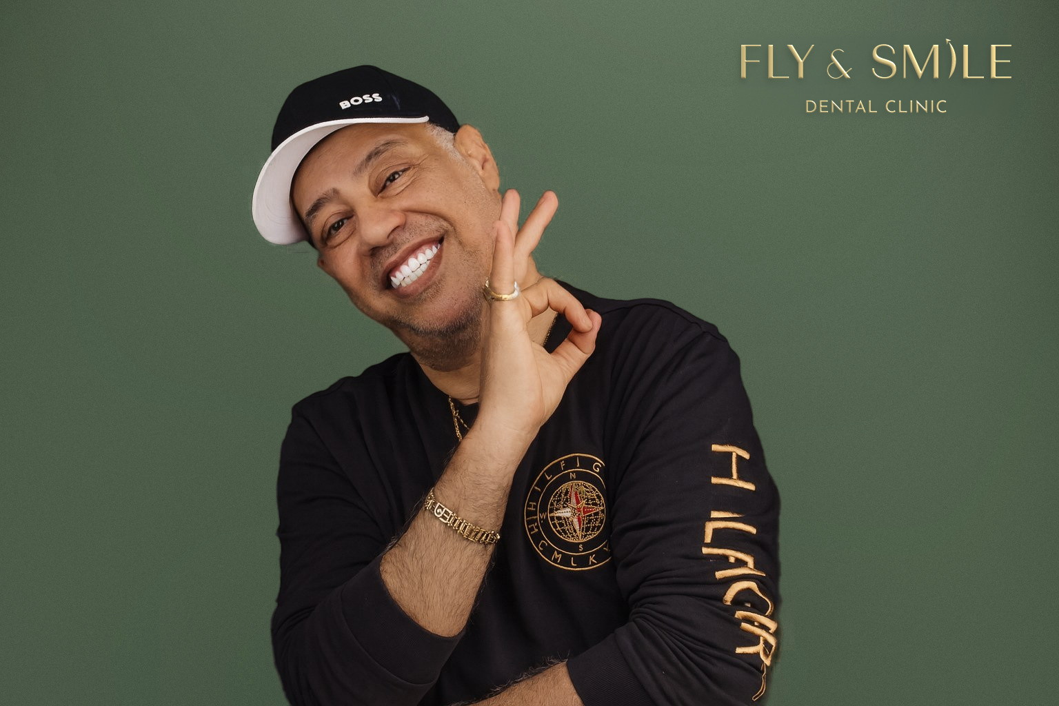 מטופל של Fly & Smile מחייך בסטודיו של המרפאה