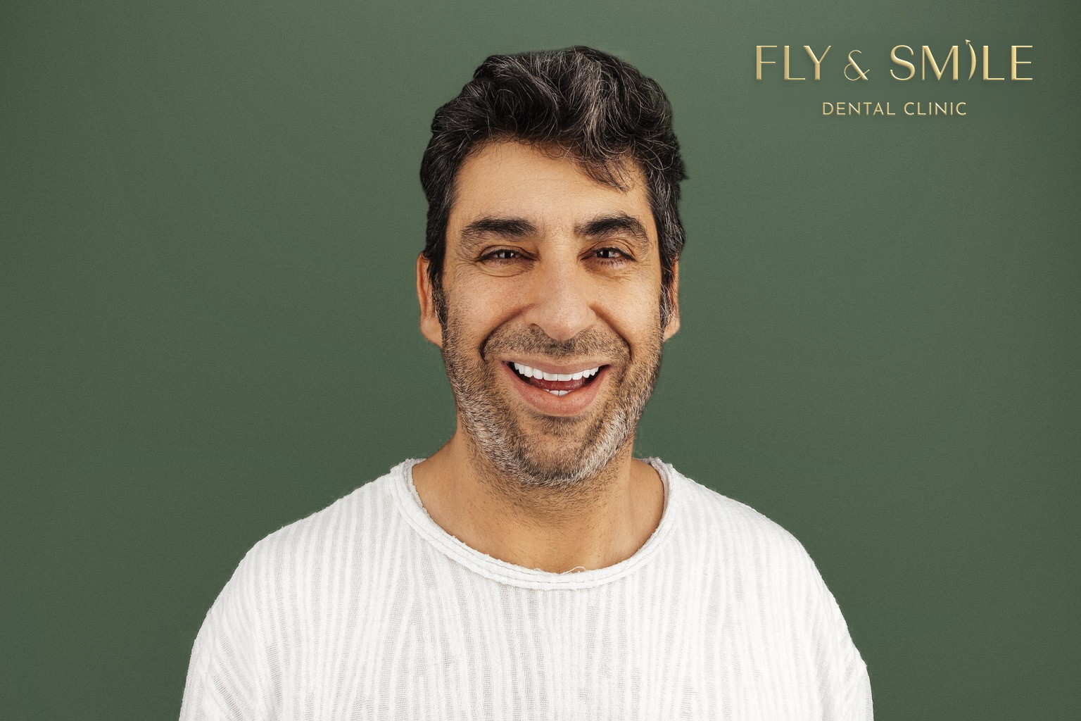 מטופל של Fly & Smile מחייך בסטודיו של המרפאה