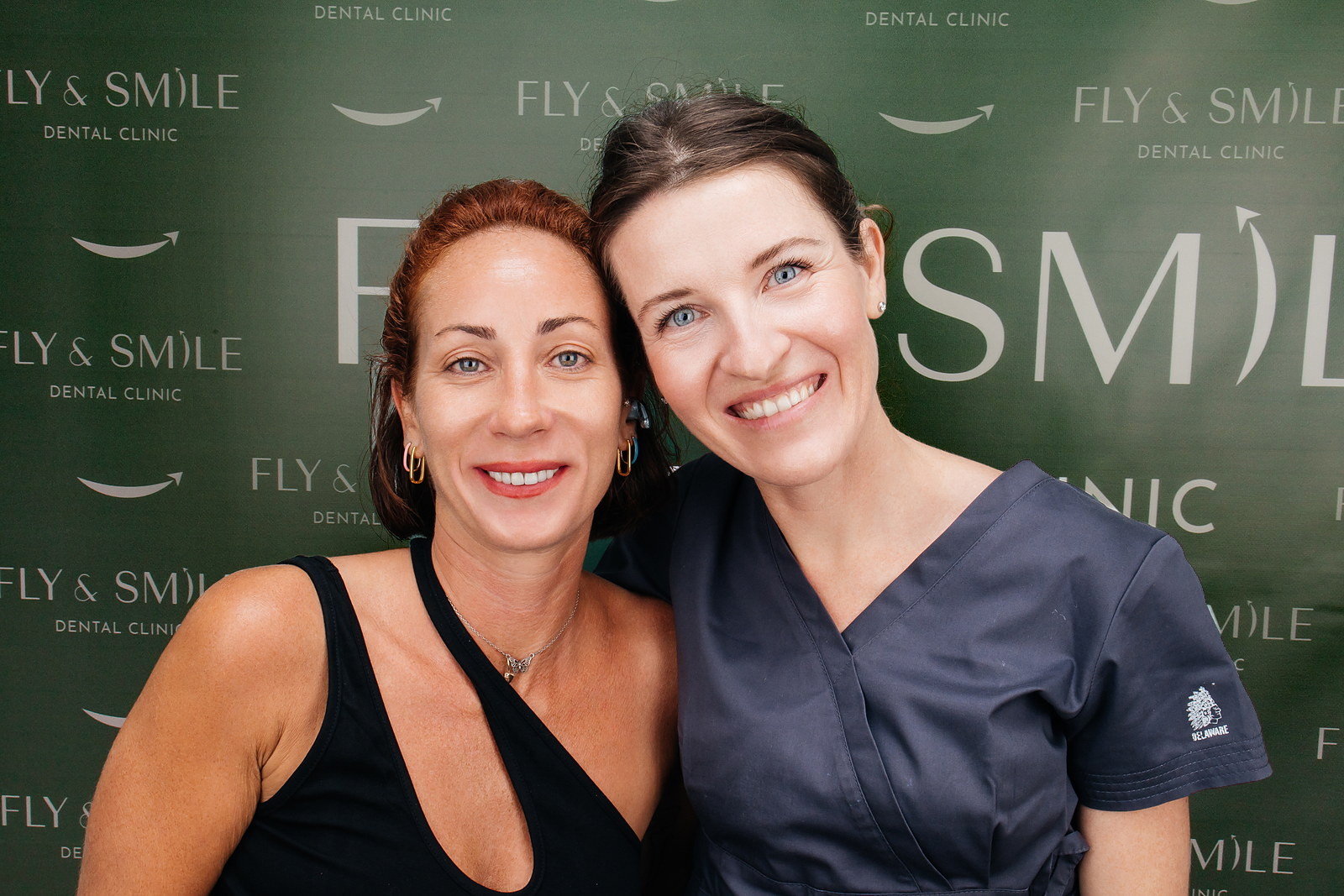 מטופלת ואשת צוות של Fly & Smile TLV מחייכות יחד במרפאה