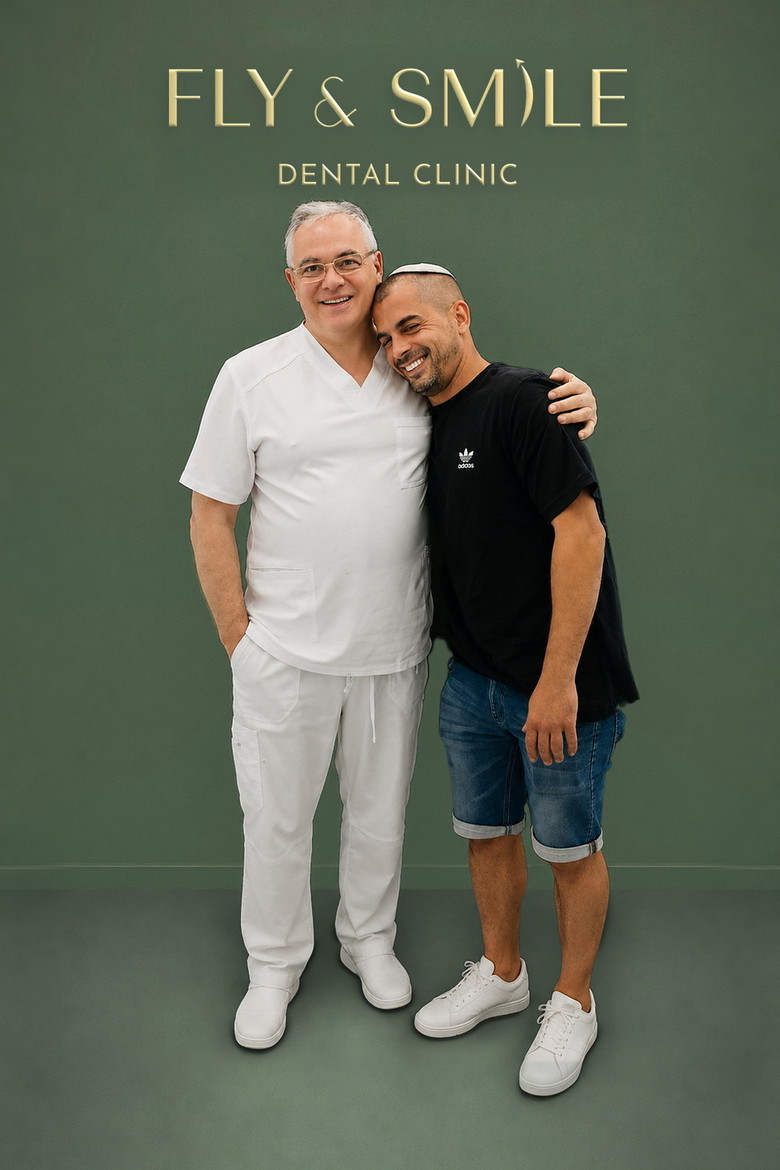 שני מטופלים מחויכים בקיר המותג של המרפאה