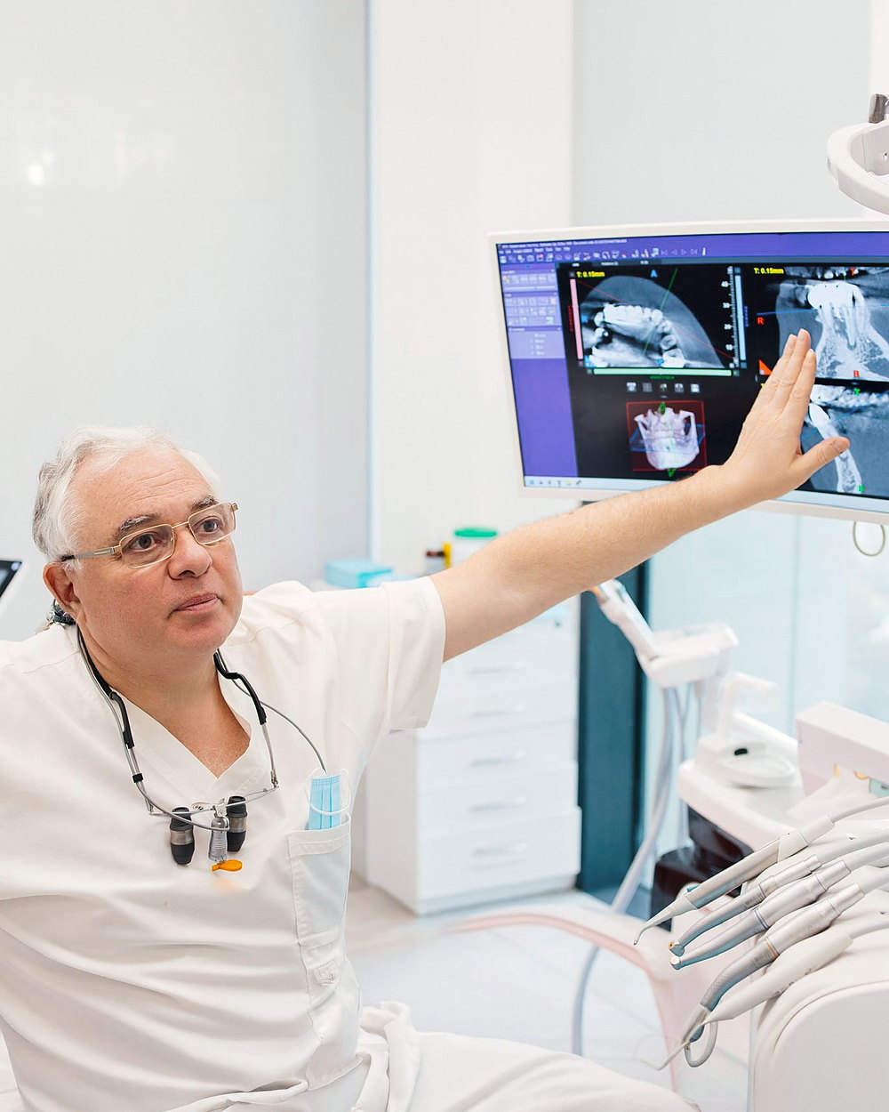 רופא של Fly & Smile מסביר תוכנית טיפול על גבי סריקת CBCT תלת-ממדית