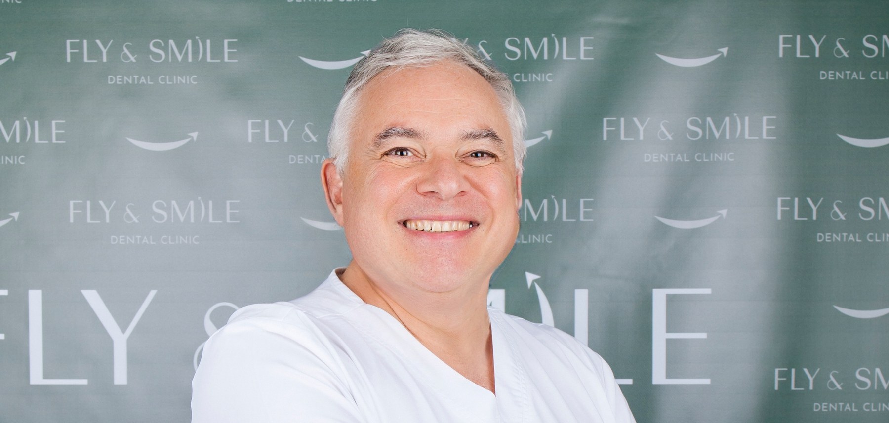 ד"ר דמיטרי לנצט, כירורג פה ולסת בקליניקת Fly & Smile, מחייך בביטחון