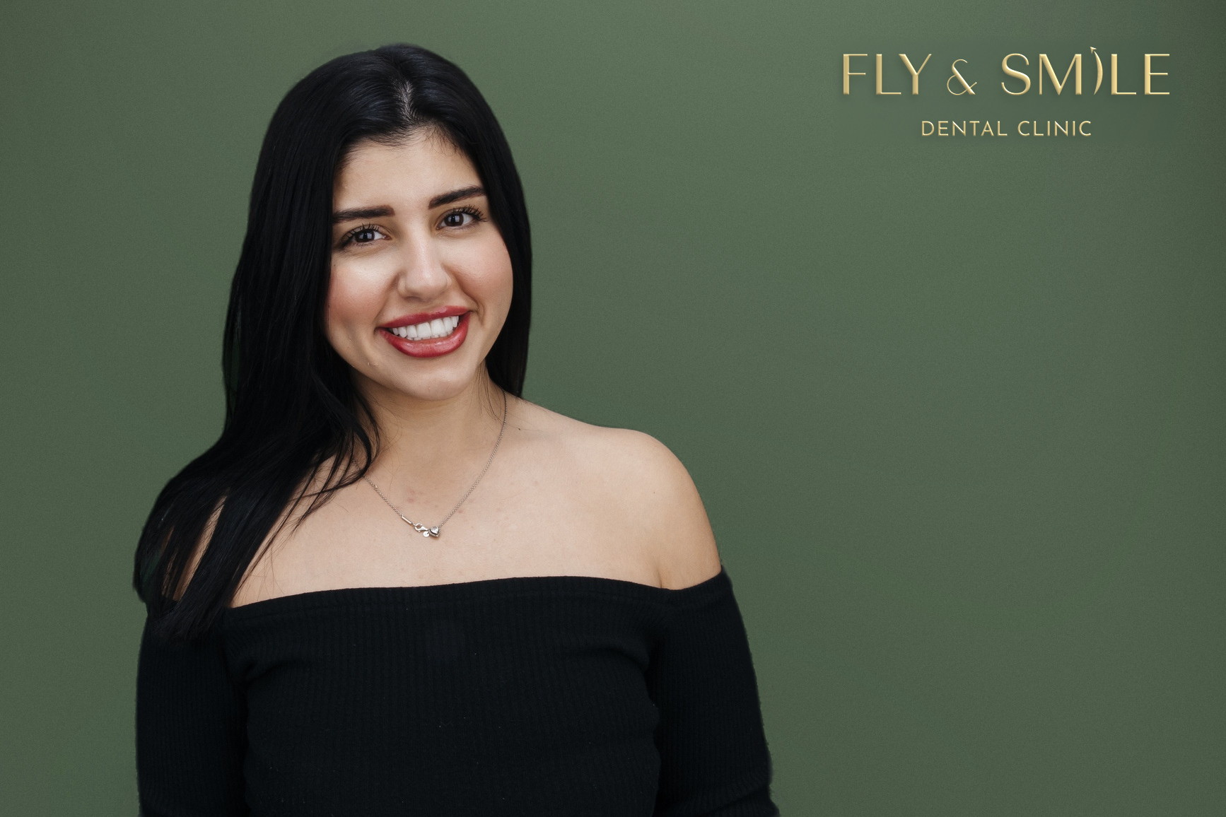 מטופלת של Fly & Smile מחייכת בחיוך רחב וטבעי