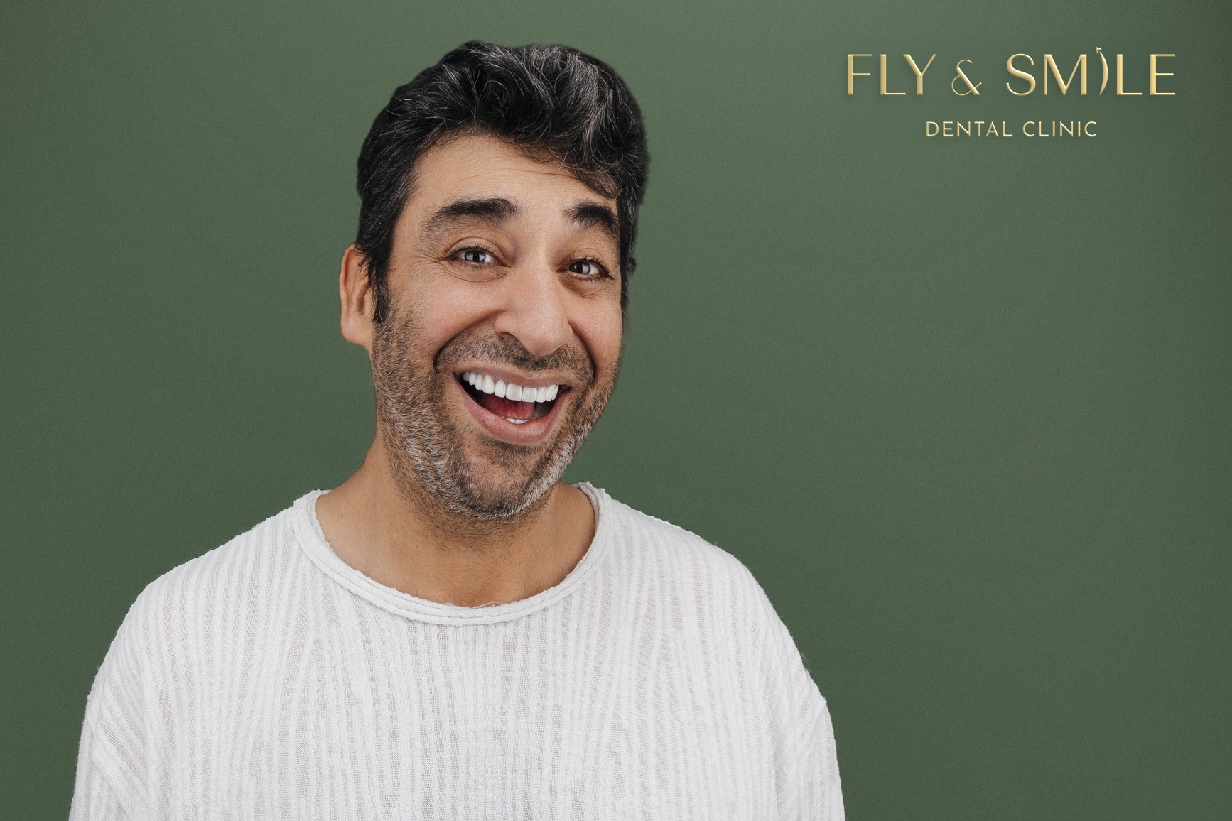 מטופל של Fly & Smile מחייך בחיוך רחב וטבעי