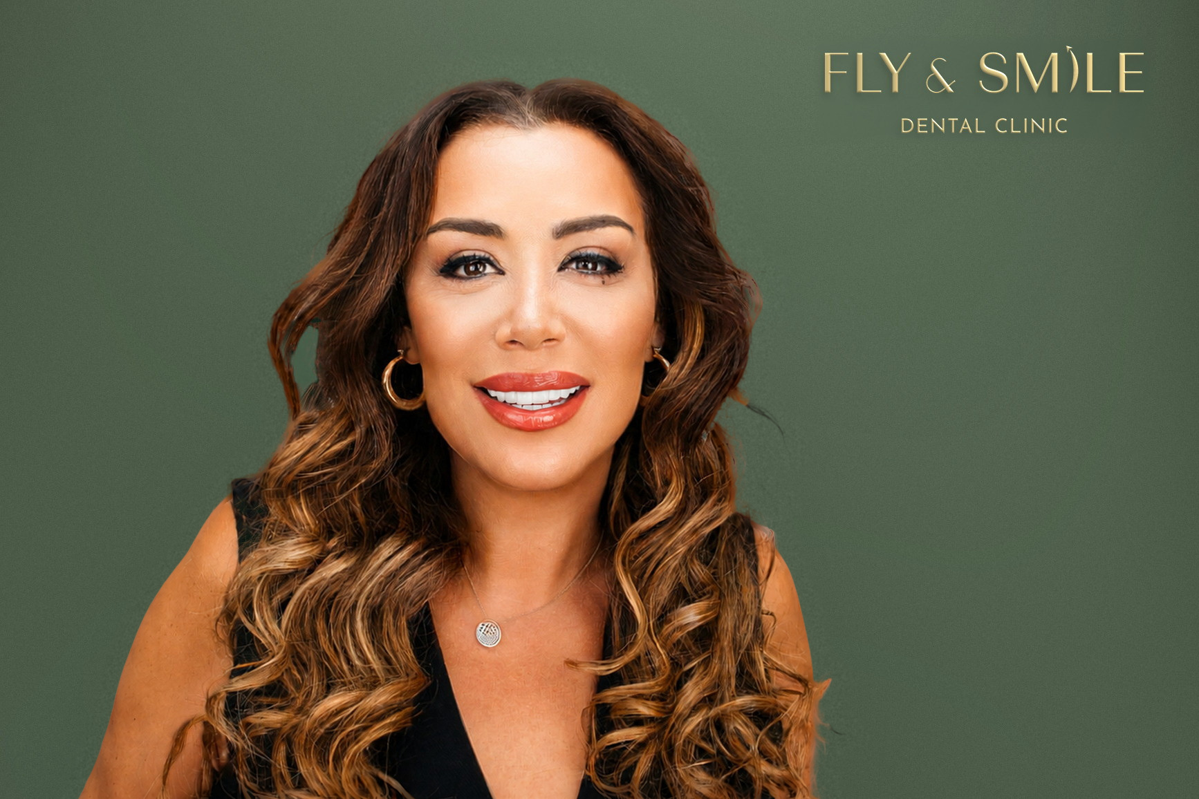 מטופלת של Fly & Smile מחייכת בחיוך רחב וטבעי