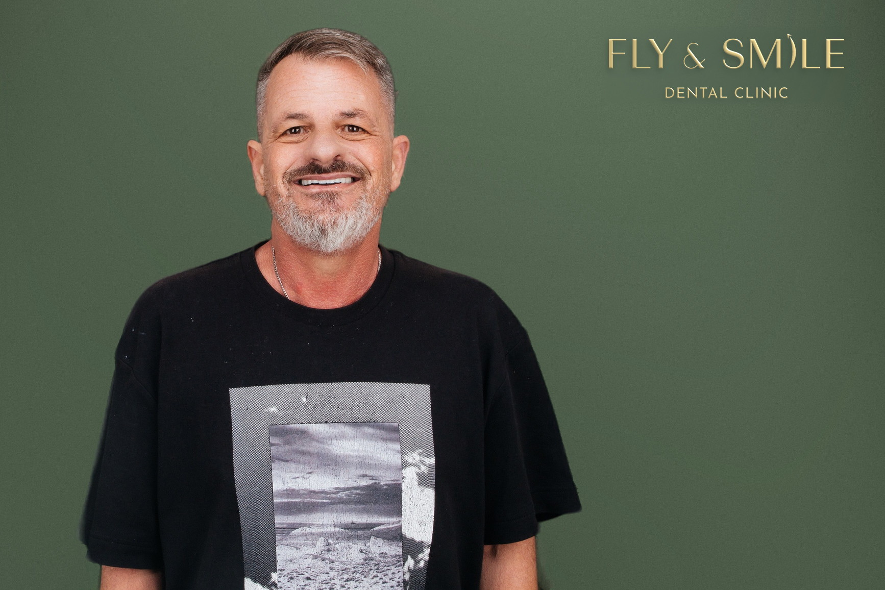 מטופל של Fly & Smile מחייך בחיוך רחב וטבעי
