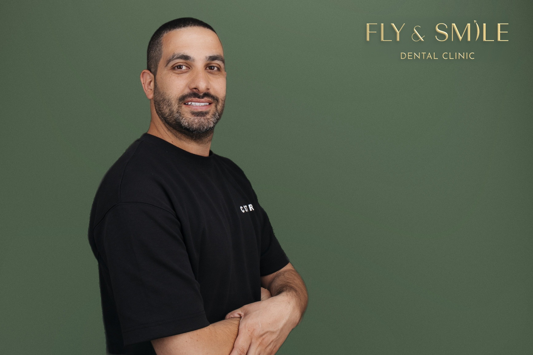מטופל של Fly & Smile מחייך בחיוך רחב וטבעי