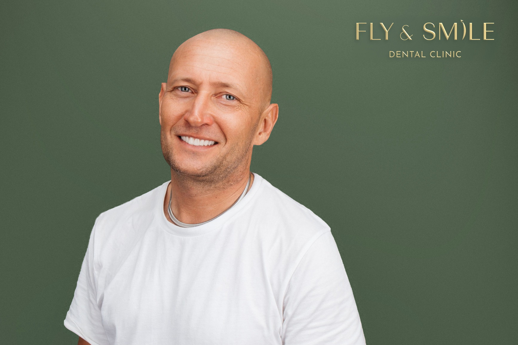 מטופלת של Fly & Smile מחייכת בחיוך רחב וטבעי