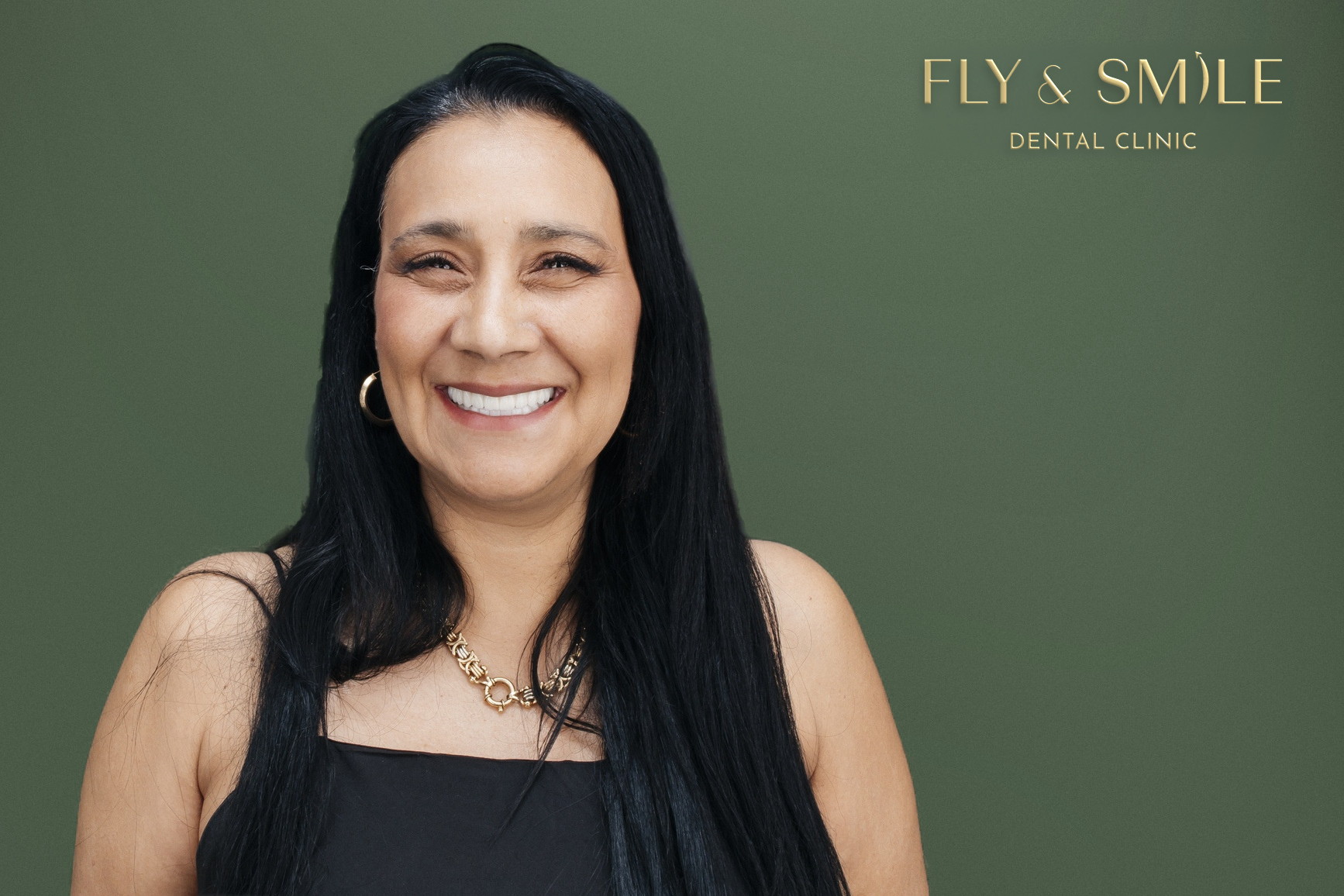 מטופלת של Fly & Smile מחייכת בחיוך רחב וטבעי
