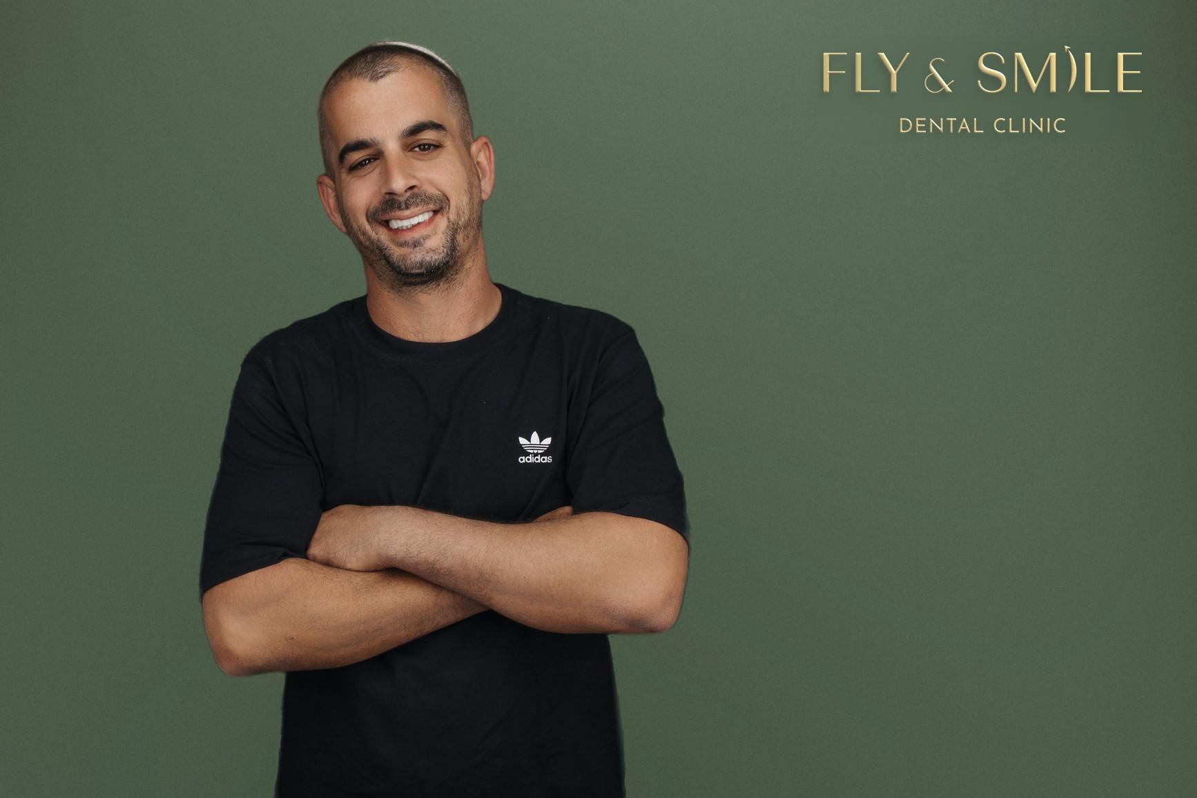 מטופל של Fly & Smile מחייך בחיוך רחב וטבעי