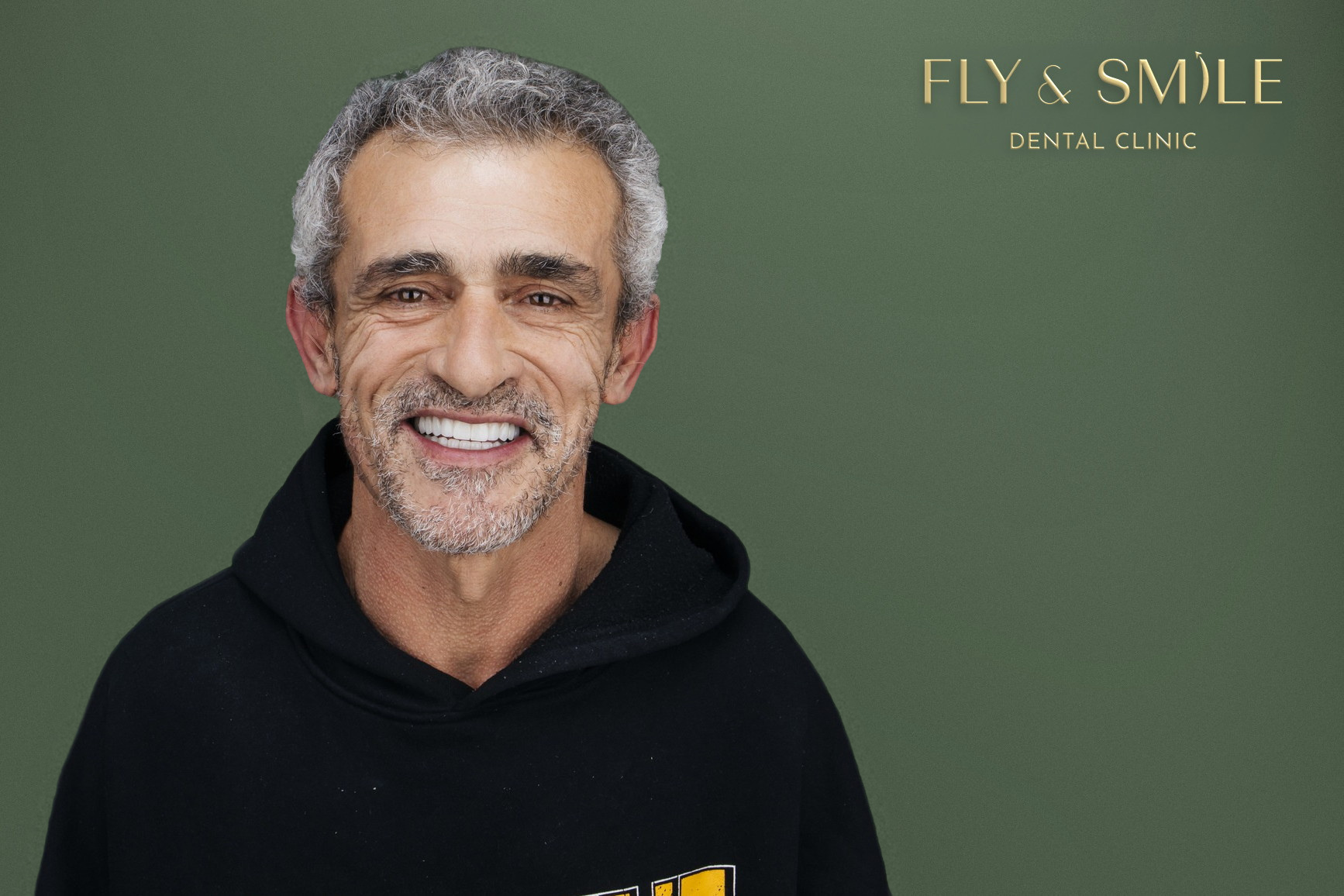 מטופלת של Fly & Smile מחייכת בחיוך רחב וטבעי