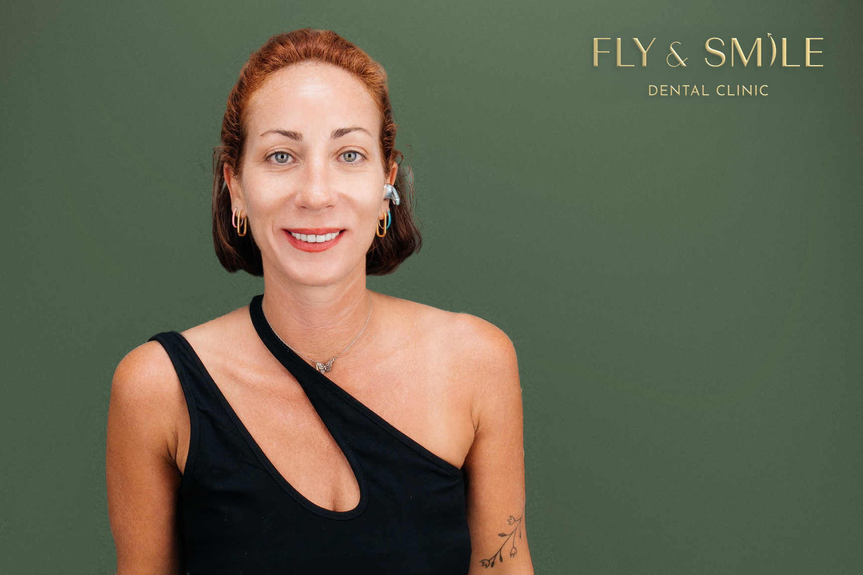 מטופלת של Fly & Smile מחייכת בחיוך רחב וטבעי