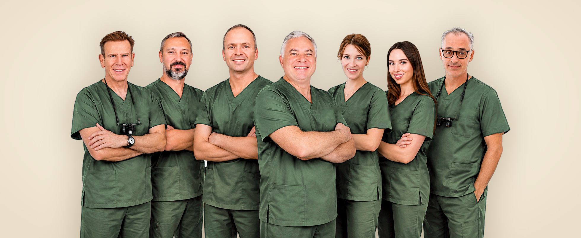 הצוות הרפואי של Fly & Smile TLV — שבעת הרופאים במדי המרפאה הירוקים על רקע קרם
